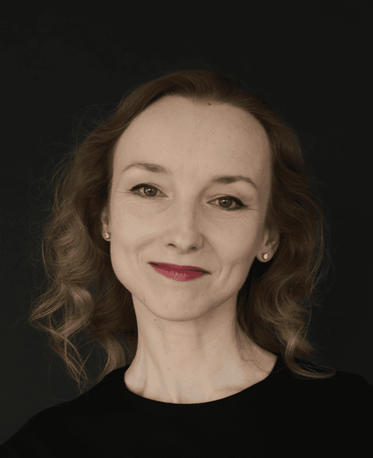 Ирина Максимкина — Заслуженная артистка РФ · дважды номинант «Золотой маски», педагог студии актёрского мастерства «Время театра»